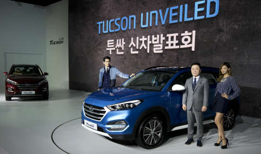 곽진 현대자동차 부사장(오른쪽 두번째)과 모델들이 17일 서울 서초구 더 케이 호텔에서 현대자동차 소형 스포츠유틸리티차(SUV) '올 뉴 투싼'을 선보이고 있다. 사진= 유동일기자 eddieyou@